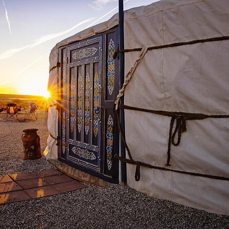 Family Style Star Gazing Yurt Hotel ทเวนตีไนน์พาล์มส์ ภายนอก รูปภาพ