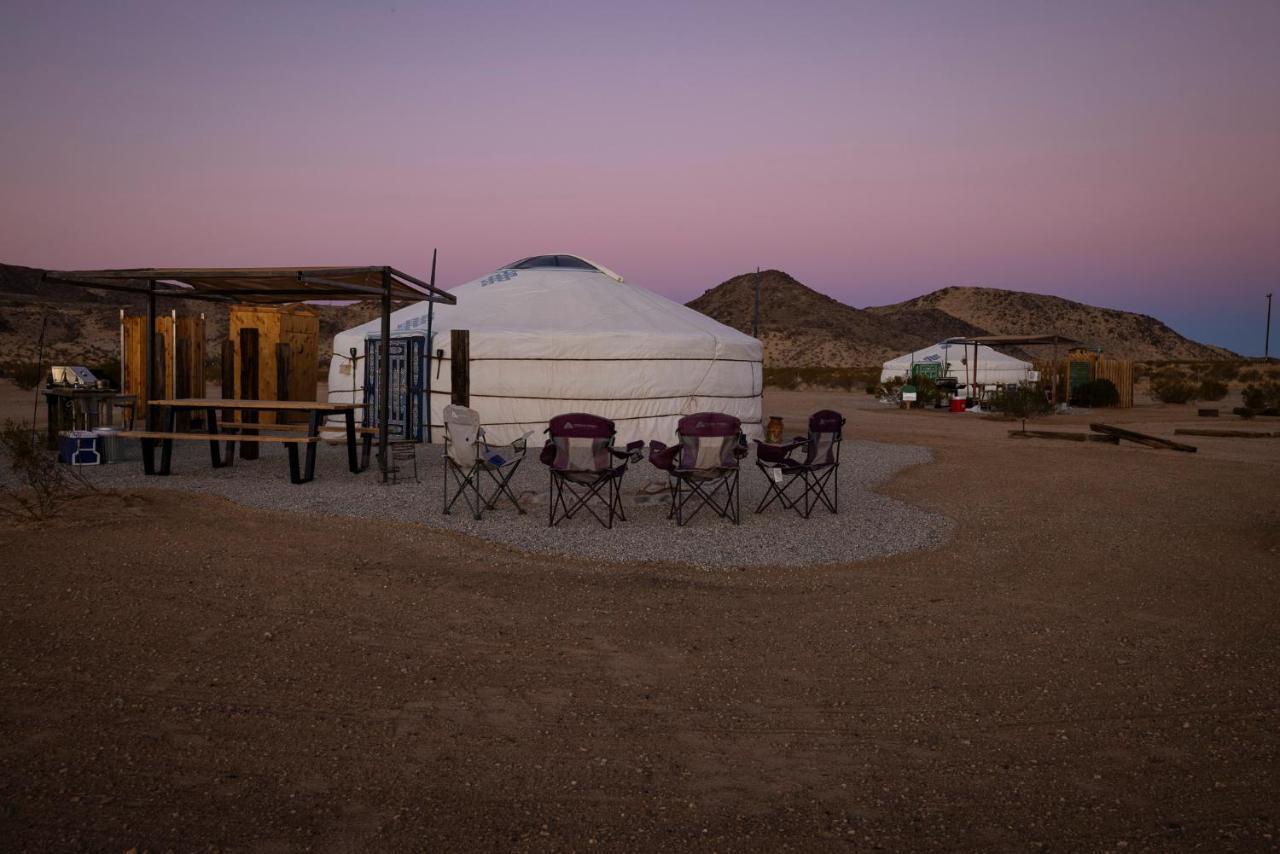 Family Style Star Gazing Yurt Hotel ทเวนตีไนน์พาล์มส์ ภายนอก รูปภาพ